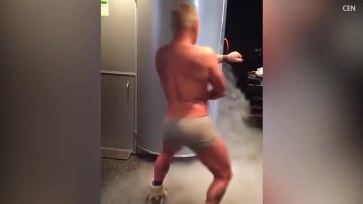 Tancující miliardář opět boduje. Předvedl nádobíčko v  těsných trenkách a tajemství svého mládí!