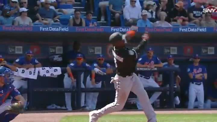 Stál na střídačce a stejně z něj byl největší frajer zápasu. Podívejte se, co tenhle chlapík předvedl!