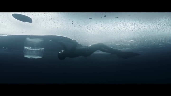 Dechberoucí video: Finská potápěčka se vydala 50 metrů pod led