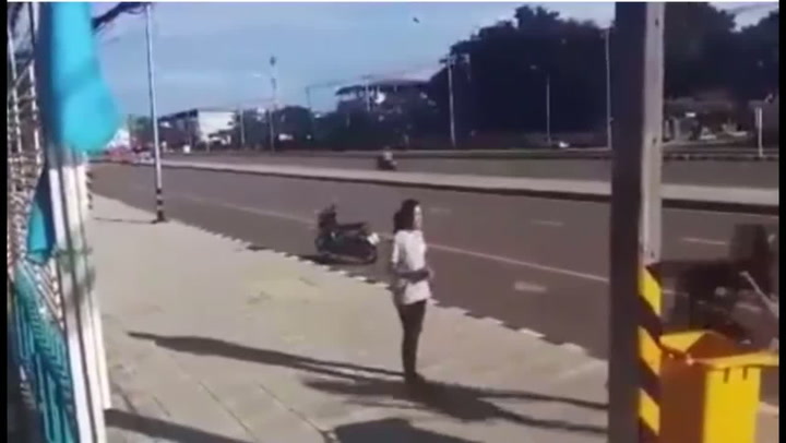 Zloděj vytrhl ženě kabelku, její blesková reakce vás totálně dostane!