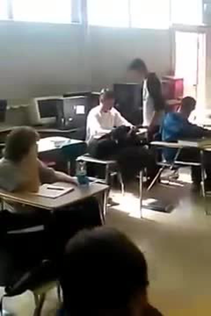 Šikanovaný kluk už to ve škole nevydržel, jeho tyran se za pár vteřin pořádně divil!