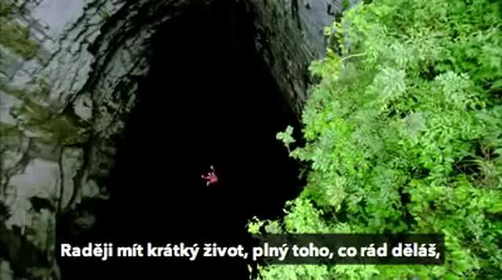Motivační video válcuje internet: Zapomeň na peníze představ si svět jen podle sebe!