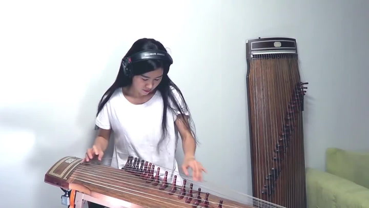 Krásná asiatka zahrála pecku od AC/DC na starobylý nástroj! Tohle musíte slyšet