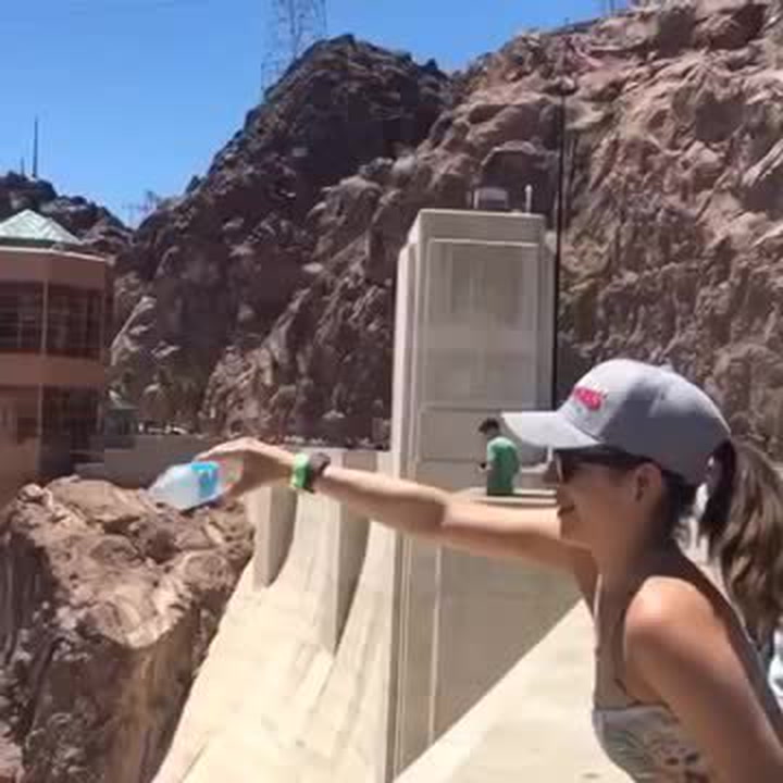 Kde jsou fyzikální zákony? Žena otevřela lahev, voda začala stoupat vzhůru!