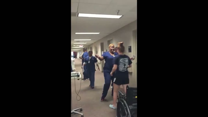 Tohle je radost lidí, kteří poprvé vidí a slyší. Potečou vám slzy za ně