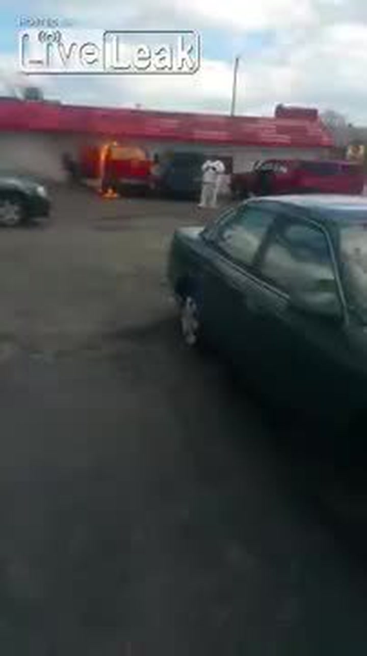 Pomsta naštvané manželky! Neváhala ani minutu a neplatícímu manželovi zapálila auto!