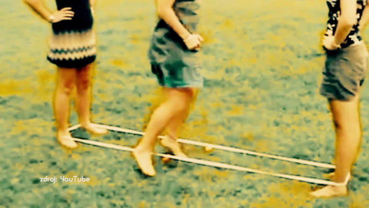 Skákání přes gumu a panák: Takhle jsme se venku bavili za socíku, vzpomínáte?