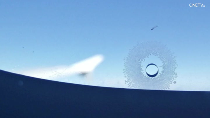 Všimli jste si někdy téhle dírky v okénku letadla? Víte, k čemu slouží? Budete překvapeni!