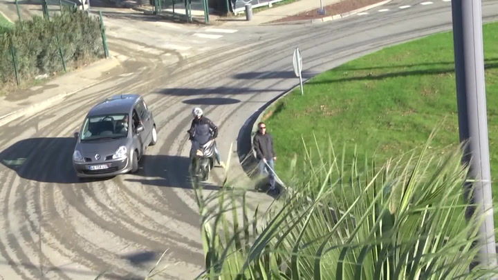 Je tohle vůbec možné? Slepec s holí se projížděl autem po přeplněné dálnici!