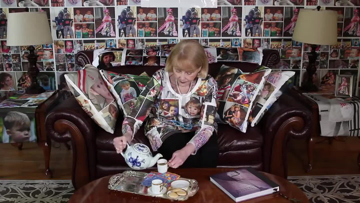 TOHLE MUSÍTE VIDĚT! Nejpyšnější babička na světě má vnoučata všude ve svém domě