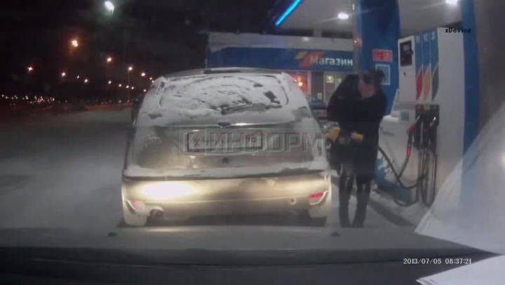 HROZIVÉ VIDEO: Při tankování se ohřívala zapalovačem, za pár vteřin se stalo nevyhnutelné!