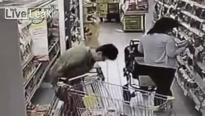 Nákupy se zvrhly v hroznou nechutnost! Neuvěříte, co udělala tahle žena v obchodě