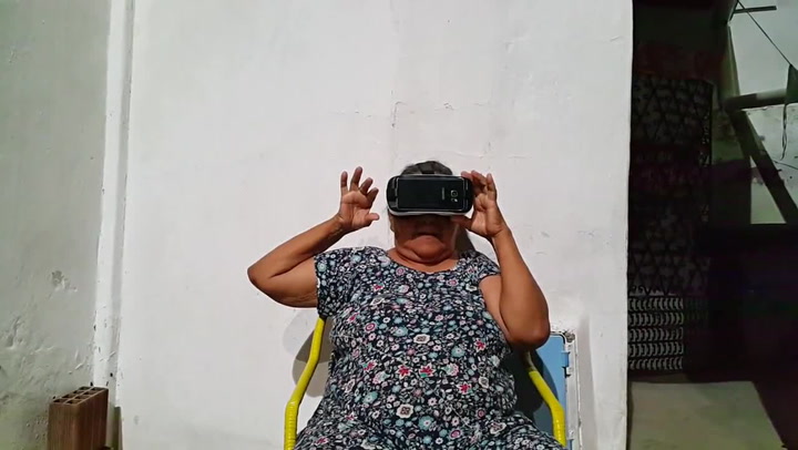 Babičce poprvé ukázali virtuální realitu. Její reakce je k nezaplacení!