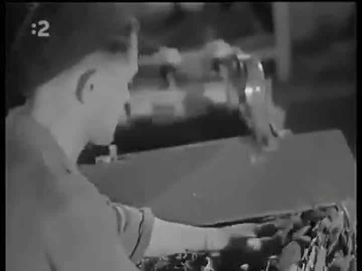 Dostatek kvalitních cigaret pro všechny! Dobová reportáž z 50. let ukazuje, kolik se toho změnilo