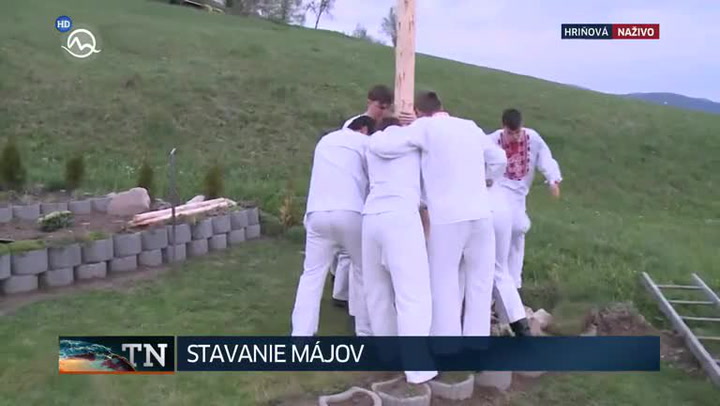 Neuvěřitelné video ze slovenské televize. Reportér zpovídal hosta, za ním se odehrával boj neposednou májkou!