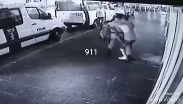 DRSNÉ VIDEO: Terorista bodal vojáka do zad, ten ho i tak dokázal zneškodnit