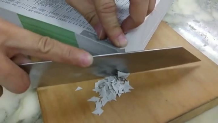 Jak řeže nejostřejší nůž na světě? Zlaté stránky jsou pro něj jako máslo…