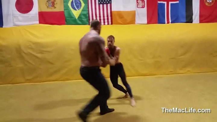 Jak to vypadá, když Connor McGregor bojuje s Horou z Game of Thrones? Připomeňte si legendární video