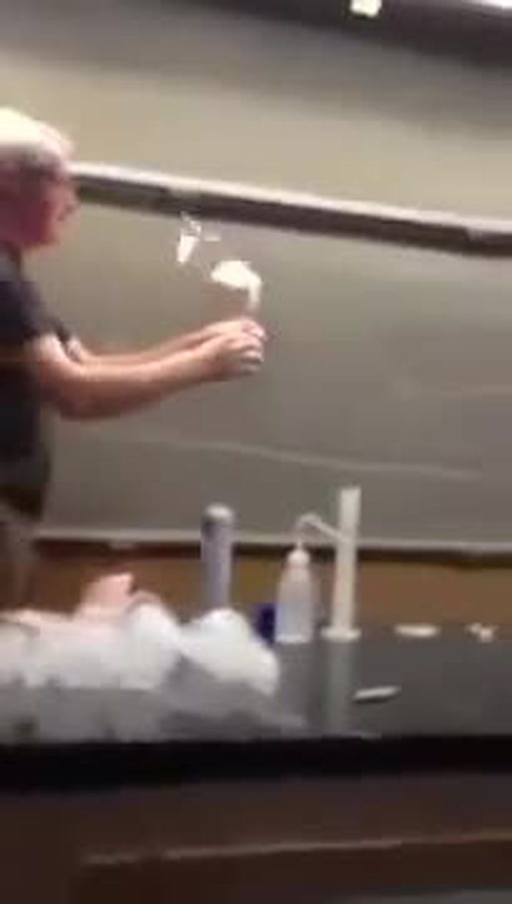 Učitel při chemii předváděl pokus tak názorně, až sám skončil v plamenech!