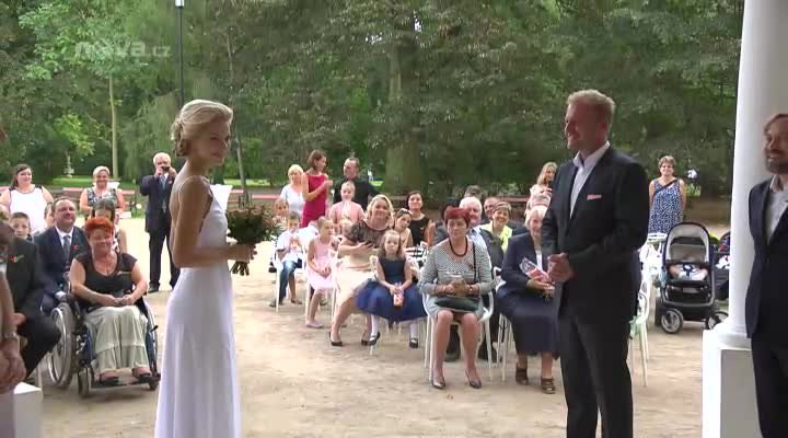 VIDEO: Ta mu ještě navaří! Porotce show MasterChef se oženil s krásnou Terezkou!