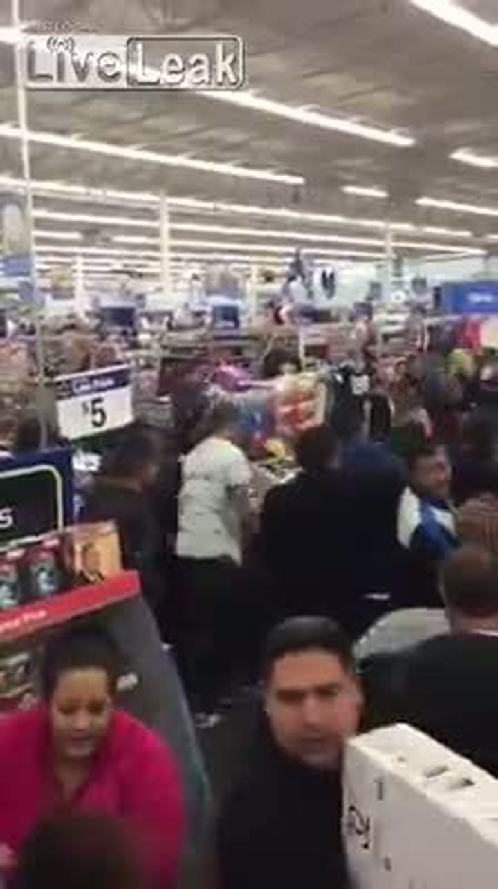 Totální chaos a boj o život! Podívejte se, jak děsivě vypadal černý pátek v obchoďácích