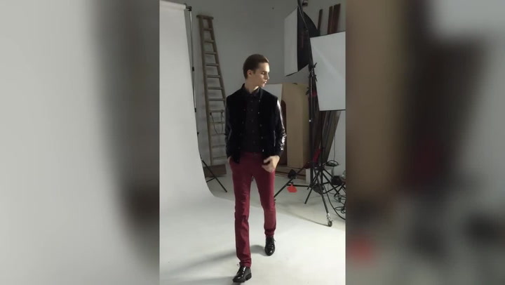 Profesionální práce modela vás dostane! Tenhle kluk zvládne desítky póz za půl minuty