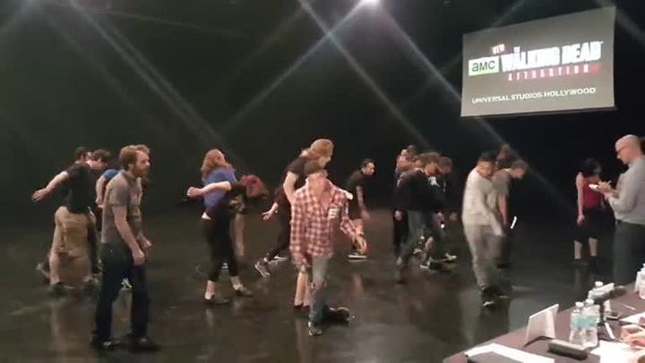 Jak probíhá casting na zombie do seriálu Živí mrtví? Tohle video baví internet
