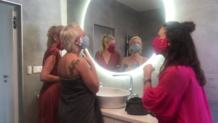 Takhle vypadá naše budoucnost v rouškách. Nové video 3 v 1 je tu!