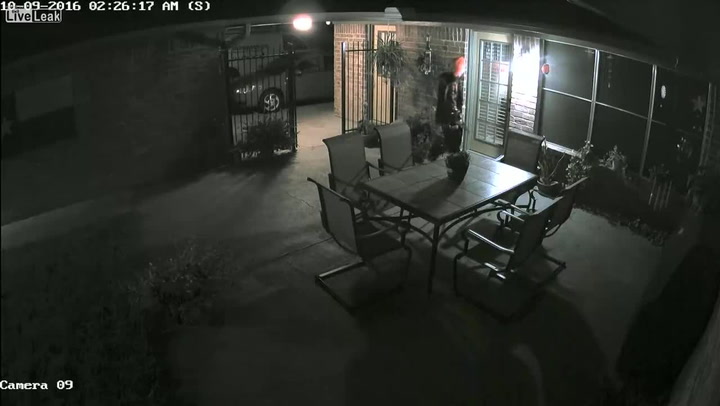 Muž slyšel v noci rachot u dveří. Když si prohlédl záběry z kamery, k smrti ho vyděsily