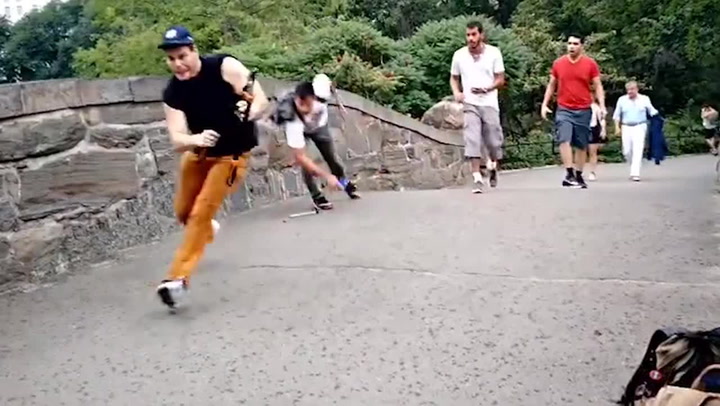 Hodně drsný prank. Tenhle týpek odchytával turisty a stříhal jim selfie tyče!