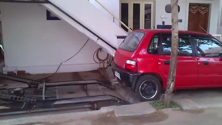 Co má tenhle chlapík v přístavku pod schody? To budete koukat!