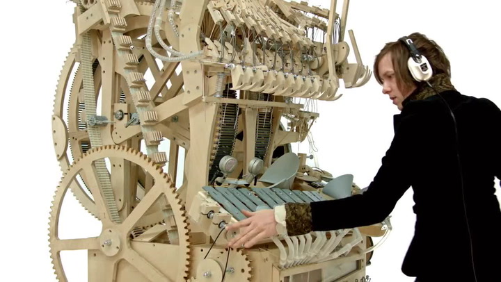 Neuvěřitelný hudební nástroj využívá 2000 kovových kuliček! To musíte slyšet