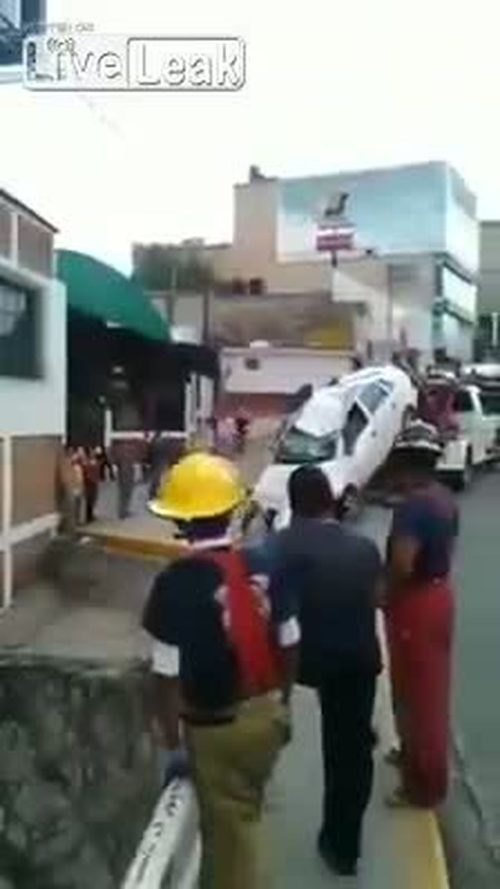 Chtěli vyprostit zaseklé auto, zapomněli na jednu drobnost. Ta způsobila katastrofu