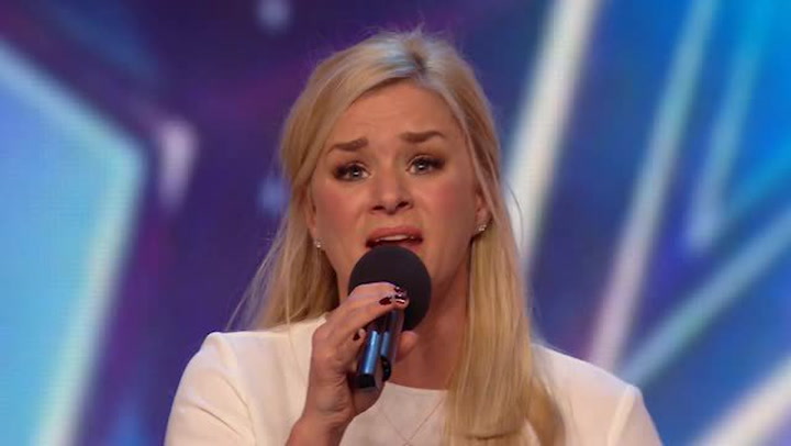 Tahle maminka dohnala svým zpěvem porotu talentu k slzám. Na krajíčku měl i Simon Cowell!