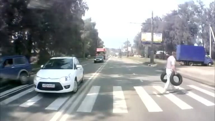 Na přecházejícího chlapa se řítilo ve smyku auto! Podívejte se, jak těsně unikl smrti