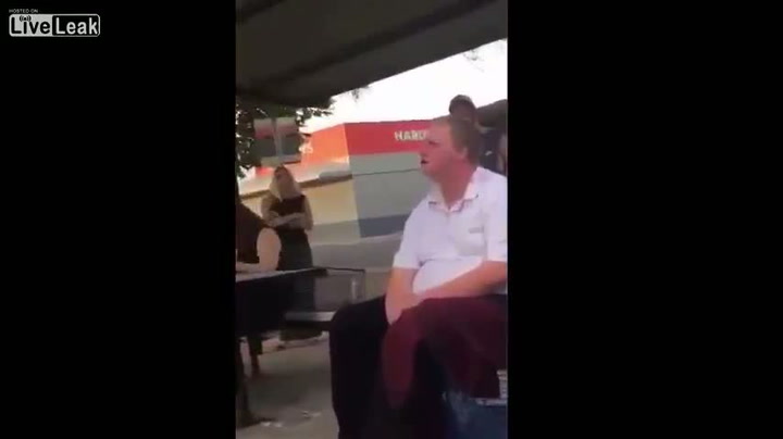 Tuhle holku nenávidí celý internet: Koukněte, co provedla postiženému klukovi