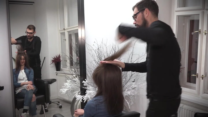 Máte málo vlasů? Kadeřník celebrit prozrazuje super trik, jak nahnat objem!