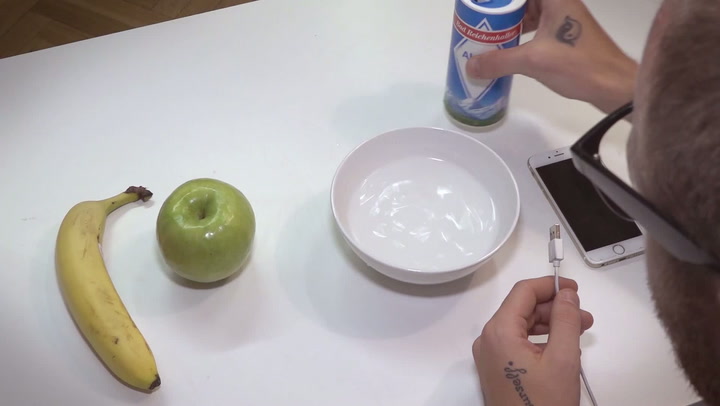 Tak tomu neuvěříte! Nabije si iPhone jablkem?