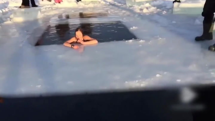 Podívejte se, jak se vítá zima  v Rusku. Tahle holka vám ukáže drsný rituál