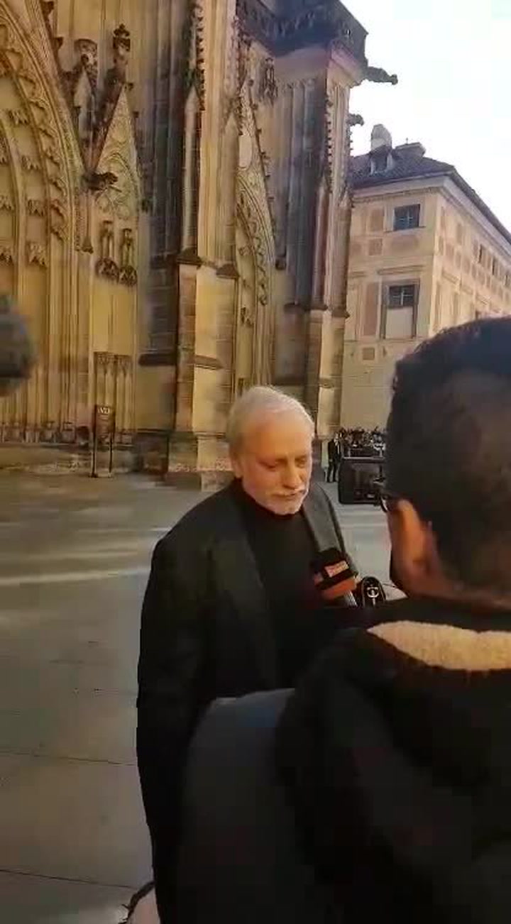 Rozloučení s Karlem Gottem na Hradě. Co říkají slavné osobnosti?