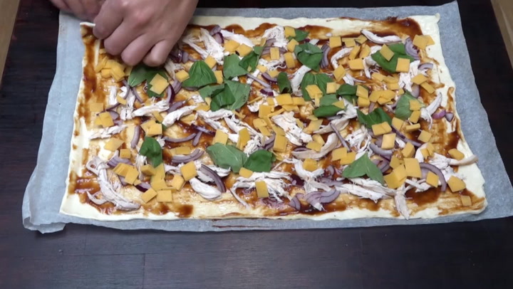 Super věc k pivu nebo vínu: Tuhle pizza rolku si prostě musíte doma upéct!