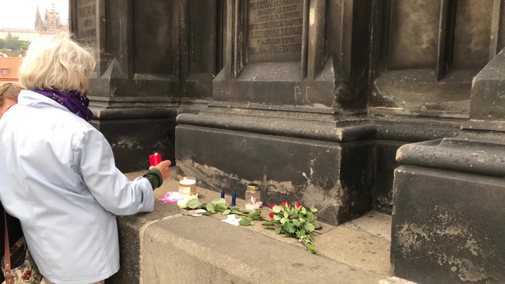 Zůstanou vzpomínky… Češi se na Karlův most chodí loučit s tragicky zesnulým Janem Třískou