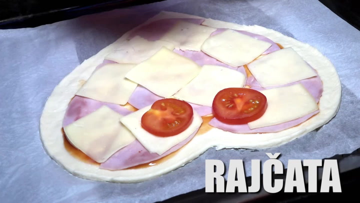 Na romantickou večeři v restauraci nemáte peníze? Upečte si na Valentýna srdcovou pizzu za pár kaček!