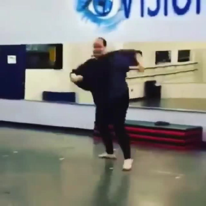 Tenhle skvěle tančící tlouštík se stal hitem internetu! Pusťte si video a pochopíte…