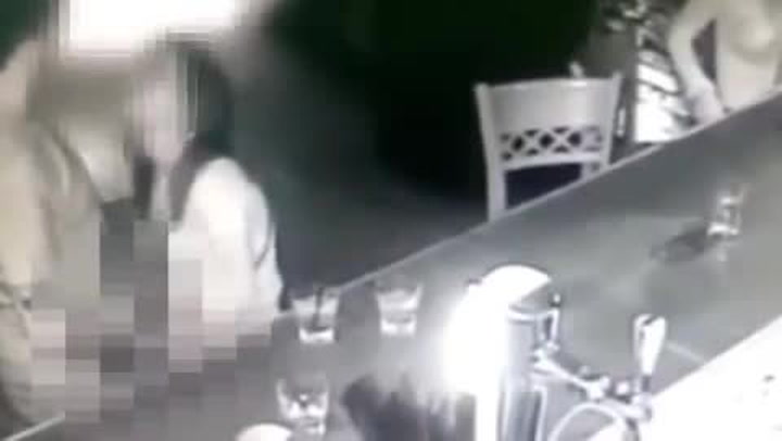 Pozor na vánoční večírkové úlety! Tenhle páreček kolegů si to začal rozdávat přímo na plném baru