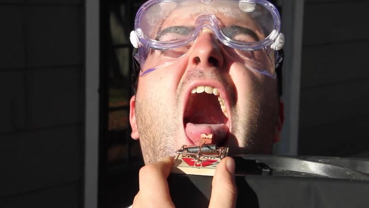 Jak moc bolí pastička na myši na vlastním jazyku? Oblíbený youtuber podstoupil drsný test