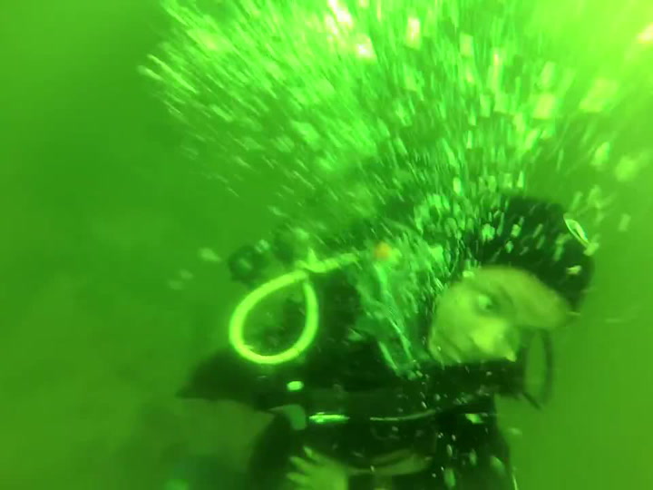 Hororové video: Potápěčka dostala v hloubce záchvat paniky, od smrti jí dělily vteřiny