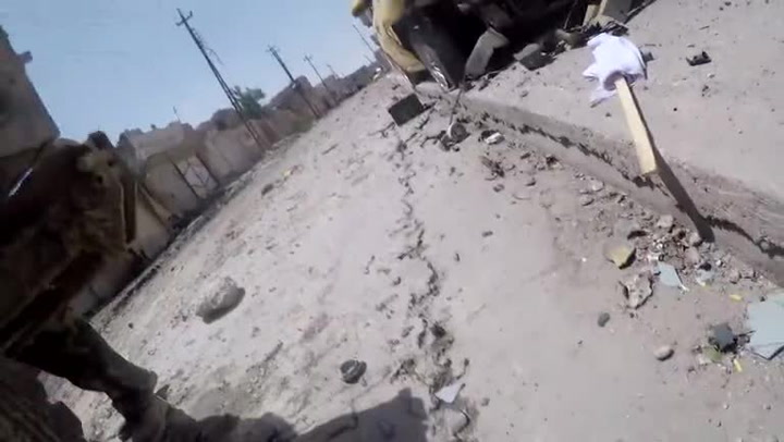 Válečný kameraman měl neskutečné štěstí! Sniper mu ustřelil kameru, kterou měl na rameni