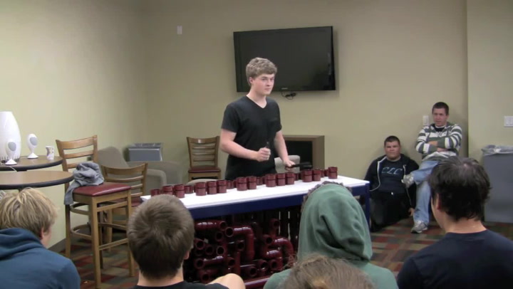 Svým vlastnoručně vyrobeným nástrojem tenhle student totálně odzbrojil celou školu! Tohle vystoupení stojí za to