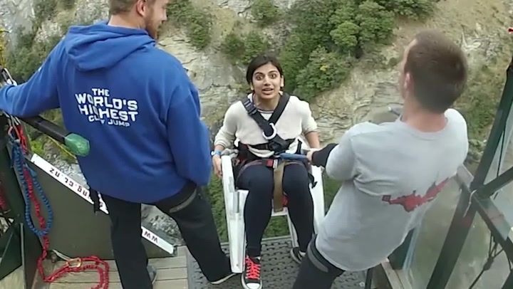 Rozhodla se skočit do propasti! Když změnila rozhodnutí, bylo pozdě